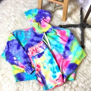 Medium Nike dye hoodie and mid rise shorts